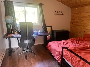 Room - A 5-bedroom cottage on the shore of Lake Paré. Located 1 hour from Montreal! (Chertsey)