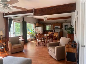 Living area - A 5-bedroom cottage on the shore of Lake Paré. Located 1 hour from Montreal! (Chertsey)