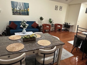 Interior - Spacious 4bedroom 2 bath APT in Jersey City near MetLife stadium/NYC/Parking (Jersey City)
