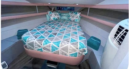 Amazing boat in the heart of key largo with hotel amenities