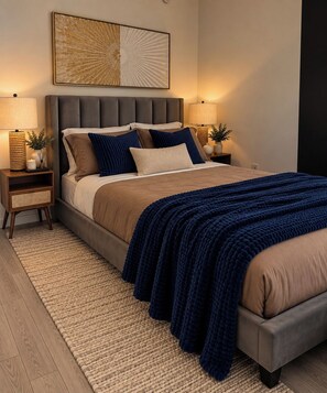 Ein Schlafzimmer mit einem Bett, Nachttischen, einem Teppich und einem Wandbild.