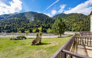 A mountainous landscape with a clear sky, a parking area, and a wooden fence. - Lovely apartment in Laruns with house sea view (Laruns)