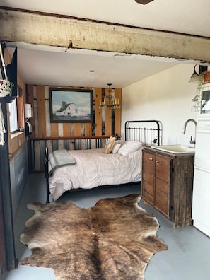 Room - The Atrium- Templeton Ranch Retreat - Private Patio - Farm Animals- Wine Country (Templeton)