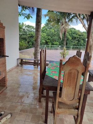 Outdoor dining - Sítio com piscina e lago (Santa Branca)