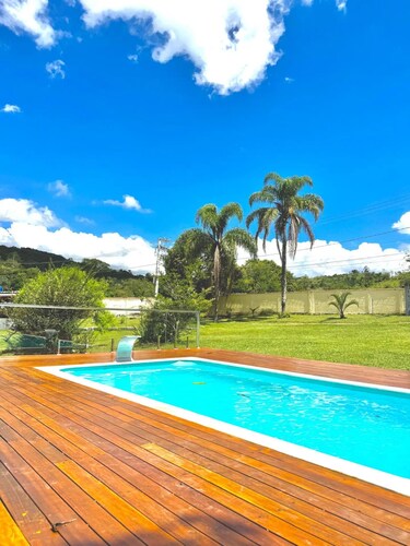 Sítio com piscina e lago