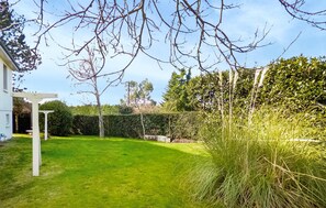 A well-maintained garden with a white gazebo, a neatly trimmed hedge, and a grassy lawn. - Lovely home in Tollevast with WiFi (Tollevast)