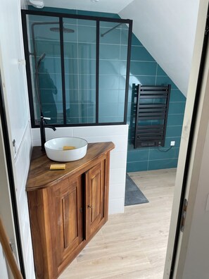 Bathroom - Vrbo Property (Groix)
