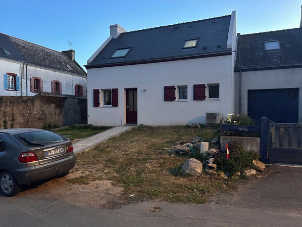 Unclassified image, 1 of 11, button - Vrbo Property (Groix)