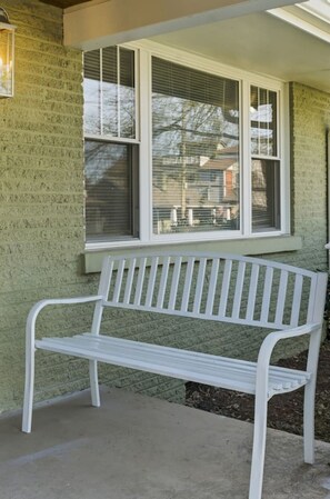 A white bench outside a building with a window. - Sleeps 12 - Dog-Friendly Nashville Cottage (Nashville)