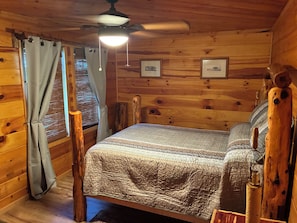 Room - 2-bedroom cabin in gorgeous Fancy Gap with AC and charm (Fancy Gap)