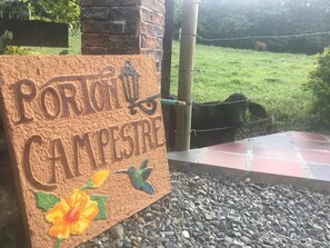 Une enseigne à relief avec l’inscription « PORTION CAMPSTRE » et un motif floral.