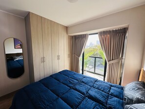 A bedroom with a large bed, a wardrobe, a mirror, and a window with curtains. - Dept. Brand-New, Central, and Modern Family Home (Pet-Friendly and Free Parking) (Lima)