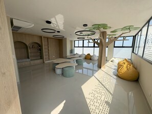 A modern interior with a seating area, a tree-like ceiling design, and large windows. - Dept. Brand-New, Central, and Modern Family Home (Pet-Friendly and Free Parking) (Lima)