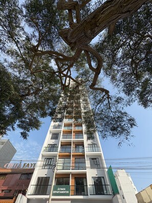 A multi-story building with a sign indicating 'Últimos Departamentos' suggesting the top floors are available for rent. - Dept. Brand-New, Central, and Modern Family Home (Pet-Friendly and Free Parking) (Lima)