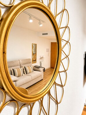 A room with a sofa, a lamp, and a door. - ALBACETELOFT Modern 2-bedroom apartment | Wi-Fi | Ideal for Work and Family (Albacete)