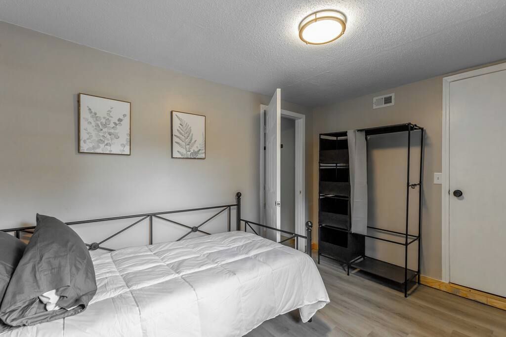 Un dormitorio con cama, armario y ropero.