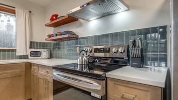 Kitchen with range and open shelving