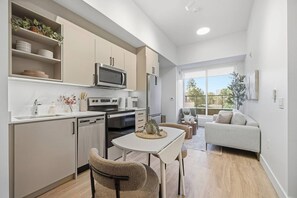 Private kitchen - Downtown 1BR | Gym + Coworking Area + Balcony (Kitchener)