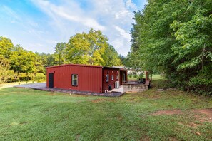 Exterior - Barnie: A Cardinal Barn Retreat (Morganton)