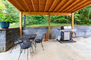 Outdoor dining - Barnie: A Cardinal Barn Retreat (Morganton)