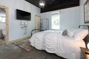 Room - Barnie: A Cardinal Barn Retreat (Morganton)