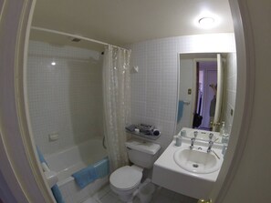 Ein Badezimmer mit Badewanne, Toilette und Waschbecken.