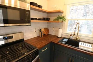 Private kitchen - 2-bedroom house in soothing Stanardsville with cool AC (Stanardsville)