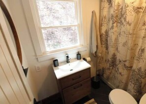 Bathroom - 2-bedroom house in soothing Stanardsville with cool AC (Stanardsville)