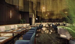 Un ristorante dall'arredamento moderno, con lunghi tavoli, sedute rivestite di blu e un soffitto decorativo.
