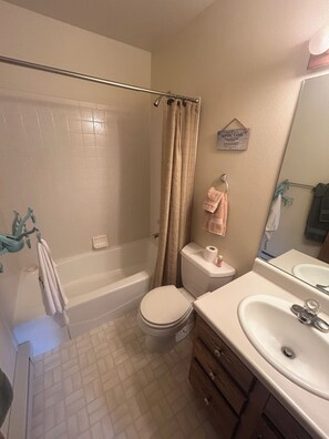A bathroom with a bathtub, toilet, and sink. - Charming Alpine Cabin in Alma (Fairplay)