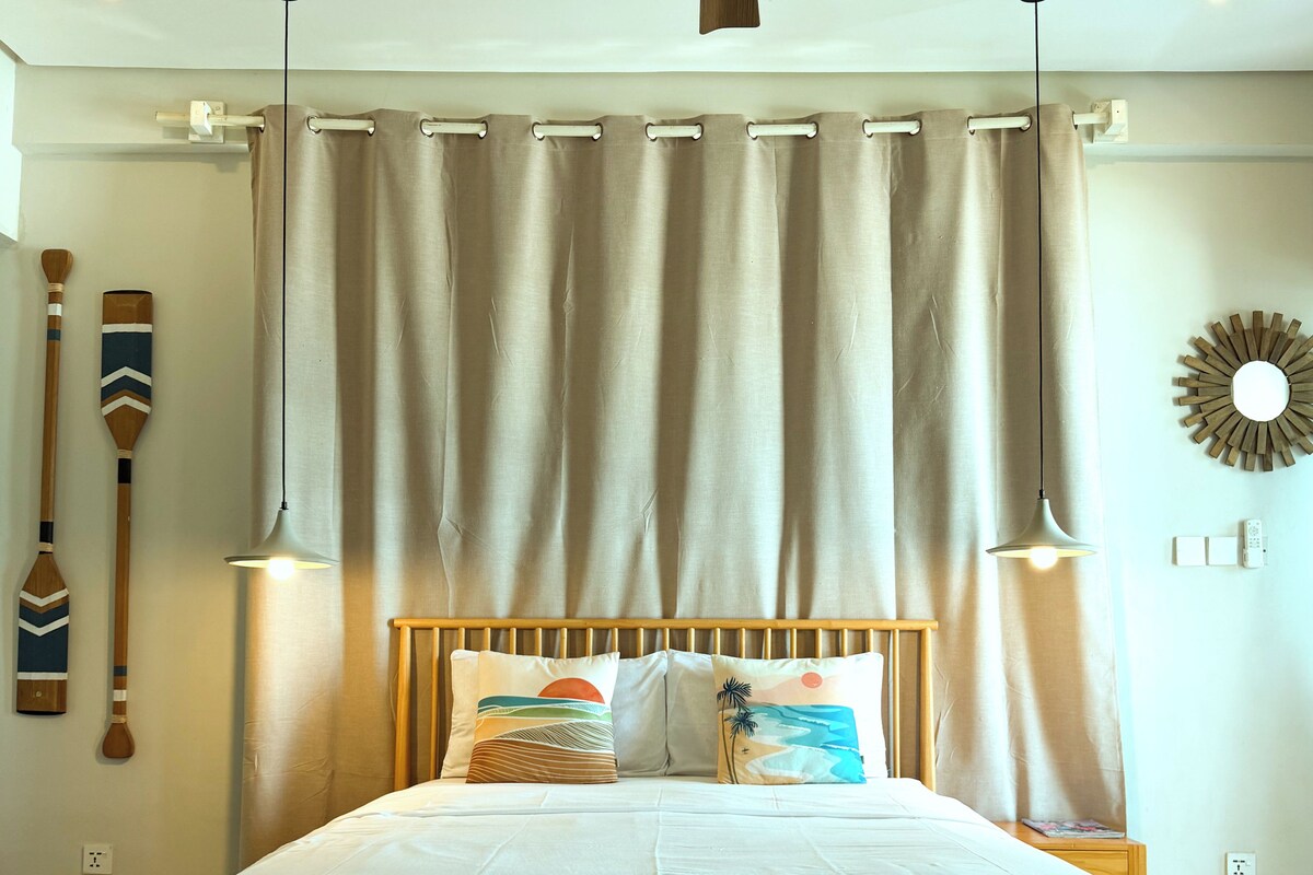 Un dormitorio con cama de madera, ventilador de techo e iluminación de pared.