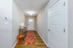 Interior - Amazing 3 BR Home / 5 mins to DT / Pet Friendly (New Bern)
