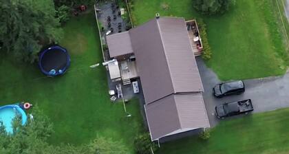 Large 5-bedroom Home Near 401. Ideal for Work Crews & Families.