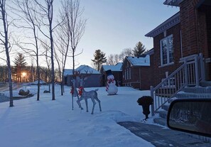 Property grounds - Elegant Retreat in Oro 5 min to Ski Resorts & Trails.  Between  Barrie & Orillia (Oro-Medonte)