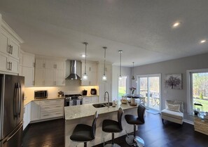 Private kitchen - Elegant Retreat in Oro 5 min to Ski Resorts & Trails.  Between  Barrie & Orillia (Oro-Medonte)
