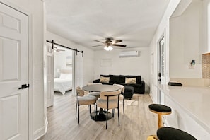 Interior - 5BR , Sleeps 14 , Central to Downtown & Tybee (Savannah)