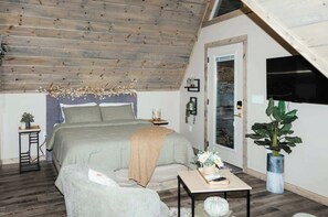 Room - Twilight at Lux in the Gorge - Hot Tub - Fishing - Shared Pond with Kayaking, Swimming, & Pedal Boat - Game Room with Pool Table, Foosball, Ping Pong, Air Hockey, and More! (Campton)