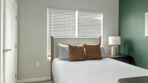 Landing Stylish 1bd, Clubhouse, Gym