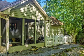 Exterior - Views of the Blue Ridge Mountains and Looking Glass Rock! King bed and firepit! (pisgah forest)