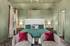 Room - Views of the Blue Ridge Mountains and Looking Glass Rock! King bed and firepit! (pisgah forest)