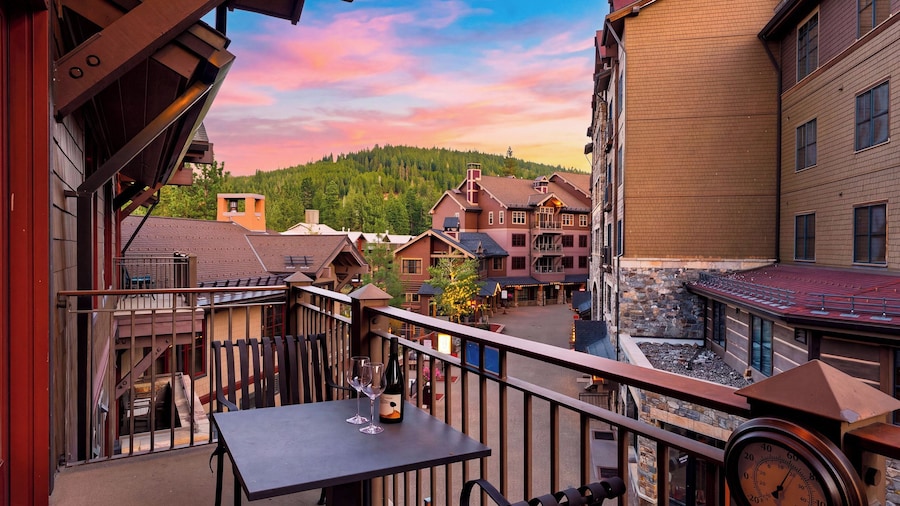 The Iron Horse by Avantstay Mountain Views Pool & Spa Walk to Gondola Skating Rink & Shops