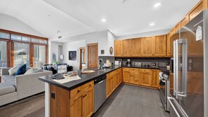 Private kitchen - The Iron Horse by Avantstay Mountain Views Pool & Spa Walk to Gondola Skating Rink & Shops (Truckee)