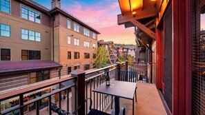 Balcony - The Iron Horse by Avantstay Mountain Views Pool & Spa Walk to Gondola Skating Rink & Shops (Truckee)