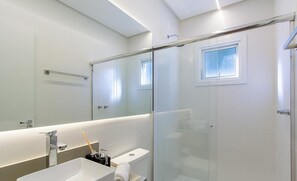 Bathroom - Apt. w/ Fireplace, City View & Garage Cun0102 (Gramado)