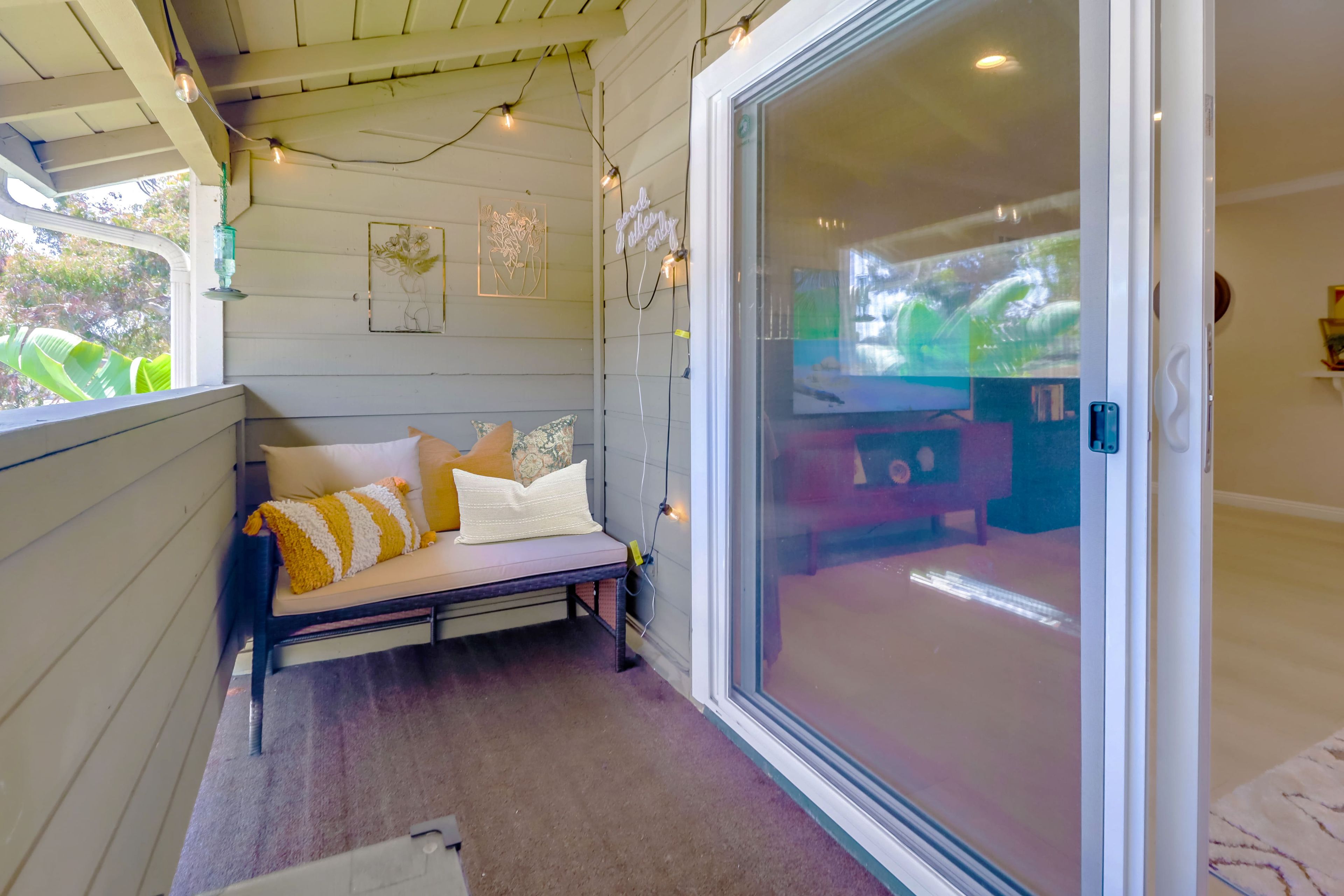 Una habitación acogedora con una cama, una ventana y vistas al exterior.