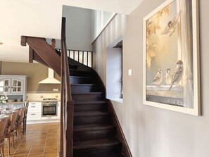 A staircase leading to a second floor with a kitchen area below. - L’Anémone – Spacious holiday home for 8 people (Meyrals)