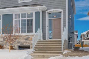 Exterior detail - ~PrivateFencedYard | 2FamilyRms | SunshineYellow (Calgary)