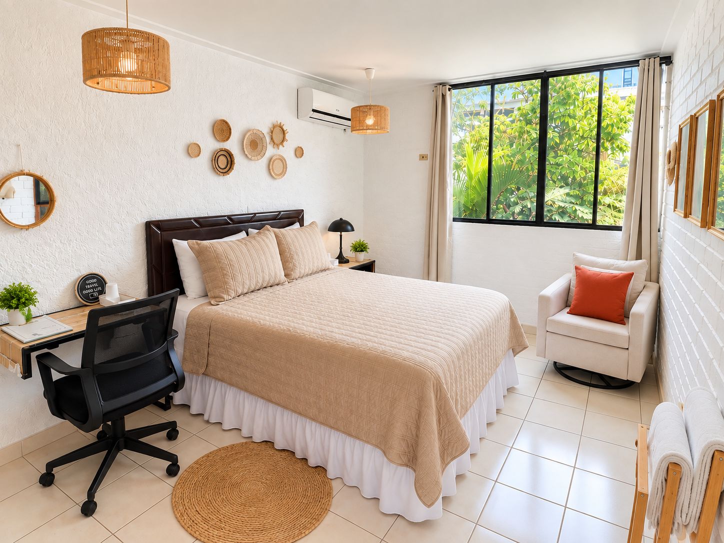 Une chambre à coucher comprenant un lit, un bureau, une chaise, un tapis rond en fibres tressées et une fenêtre donnant sur un paysage verdoyant.