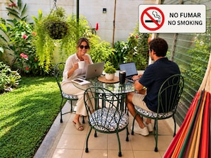 Outdoor dining - La Casa del Pasaje (San Salvador)