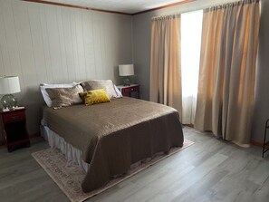 Room - Cozy 3-bedroom house in historical Cave-In-Rock Illinois with Riverview (Cave-In-Rock)